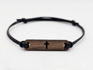 Ein christliches Armband mit einer Kreuz Gravur
