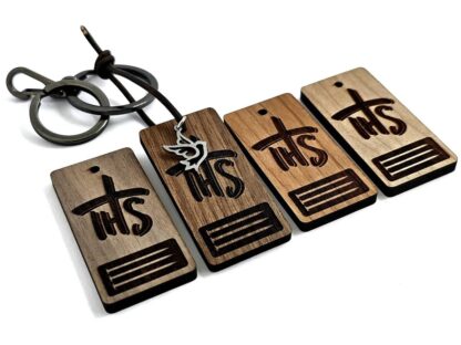 Vier Holzanhänger mit der Aufschrift "IHS".