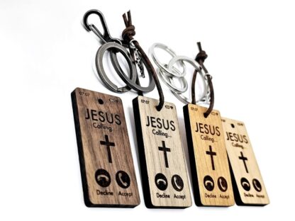 4 christliche Schlüsselanhänger mit der Gravur "Jesus Calling". Auf dem Schlüsselanhänger sind verschiedene Symbole.