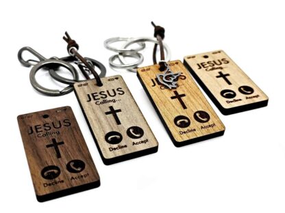 Zwei Schlüsselanhänger in zwei verschiedenen Holzarten, Kirschbaumholz und Nussbaumholz. Auf den Schlüssenanhänger ist "Calling Jesus" graviert.