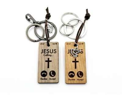 Zwei Schlüsselanhänger in zwei verschiedenen Holzarten, Kirschbaumholz und Nussbaumholz. Auf den Schlüssenanhänger ist "Calling Jesus" graviert.