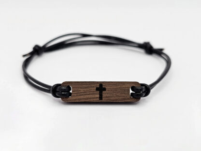 Ein christliches Armband mit einer Gravur von einem Kreuz