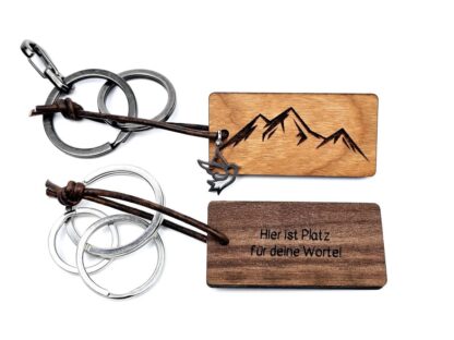 Zwei verschiedene Schlüsselanhänger aus Edelholz graviert mit Bergmotiv.