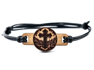 Ein wunderschönes Holzarmband aus Kirschbaumholz mit einer detaillierten Kreuzgravur.