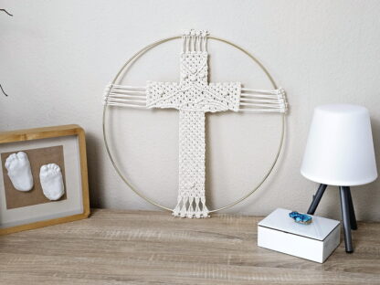 Makramee Kreuz Wandbehang in natürlicher Umgebung