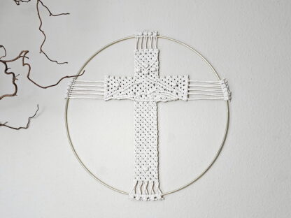 Handgefertigten Makramee Kreuz Wandbehangs mit symbolischen Knoten
