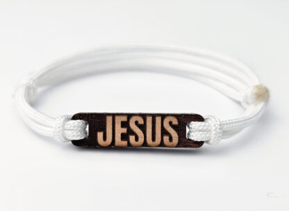 Handgefertigtes Paracord Armband mit Jesus Gravur in Weiß