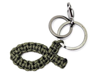Nahaufnahme eines handgeknüpften Ichthys-Fisch-Schlüsselanhängers aus robustem Paracord in navygrün, mit zwei Schlüsselringen und Mini-Karabiner.
