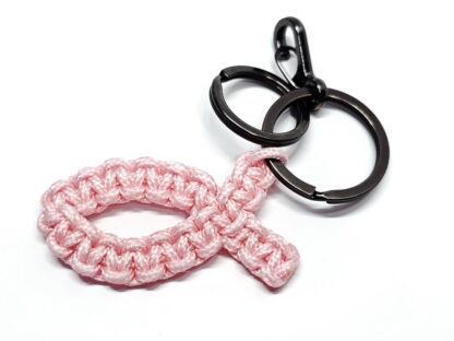 Handgeknüpfter christlicher Fisch-Schlüsselanhänger aus rosa Paracord mit zwei Schlüsselringen und Mini-Karabiner, auf weißem Hintergrund.