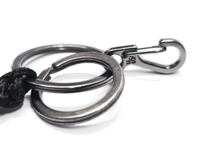Detailaufnahme der robusten silbernen Schlüsselringe und des Mini-Karabiners am Ichthys-Credo Fisch Schlüsselanhänger aus Paracord.