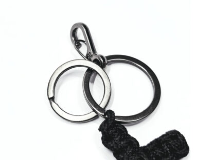Nahaufnahme der beiden silbernen Schlüsselringe und des Mini-Karabiners am Ichthys-Credo Fisch Schlüsselanhänger aus Paracord.