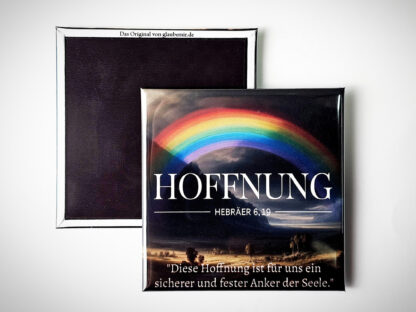 Christlicher Kühlschrankmagnet „Hoffnung Hebräer 6,19“ haftend an einem Kühlschrank in einer modernen Küche.