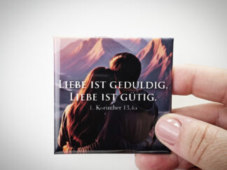Christlicher Kühlschrankmagnet mit dem Spruch "Liebe ist geduldig, liebe ist gütig" aus 1. Korinther 13.